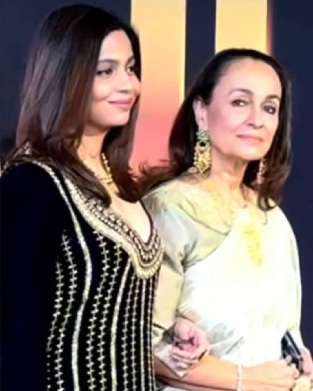 Shaheen complemented her mother’s white sari with a black embroidered kurti set. 