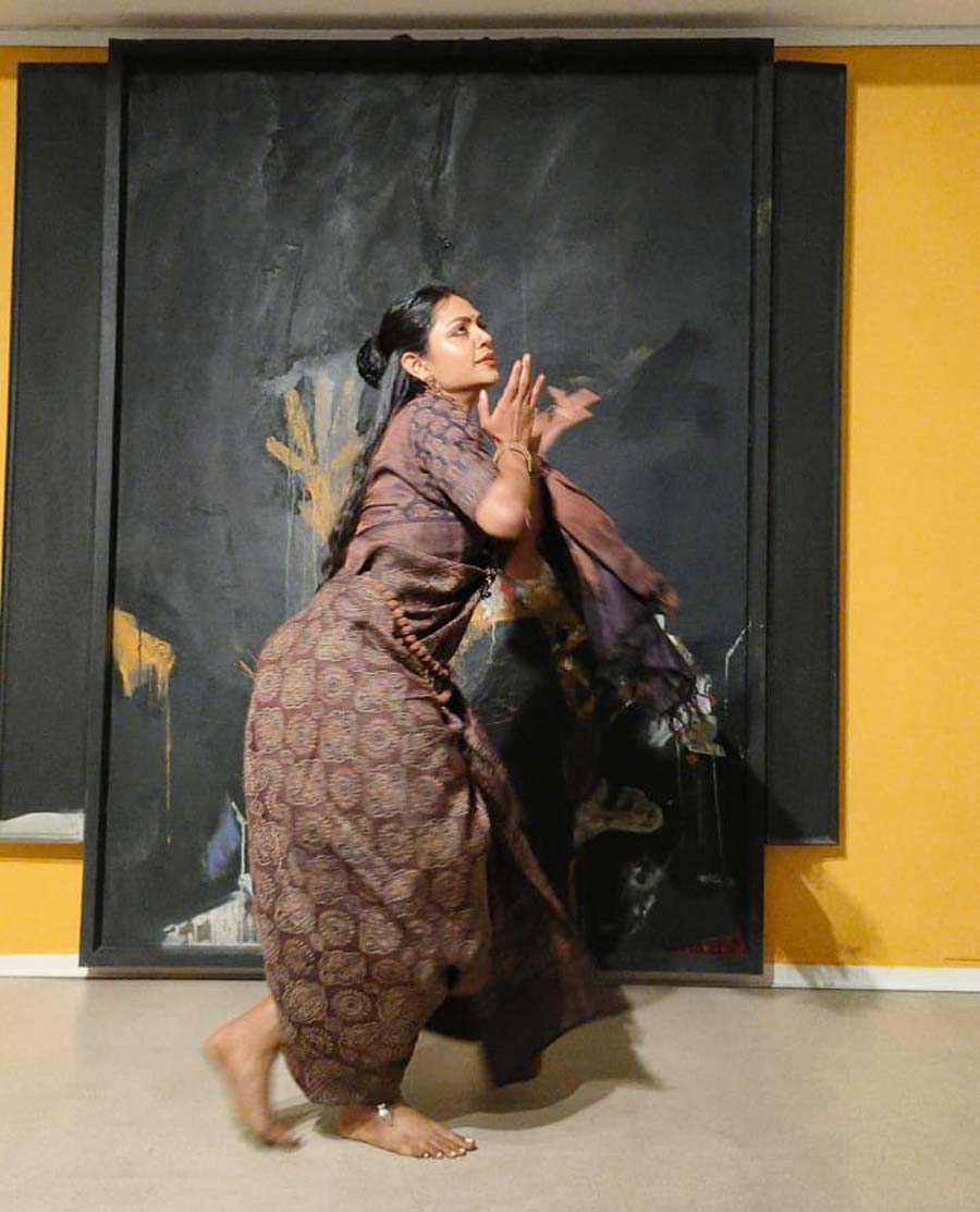 Jishna Ganguly, a Bharatanatyam dancer based in Washington DC, stuns the audience with her performance against the backdrop of an untitled work by Chittrovanu Mazumdar