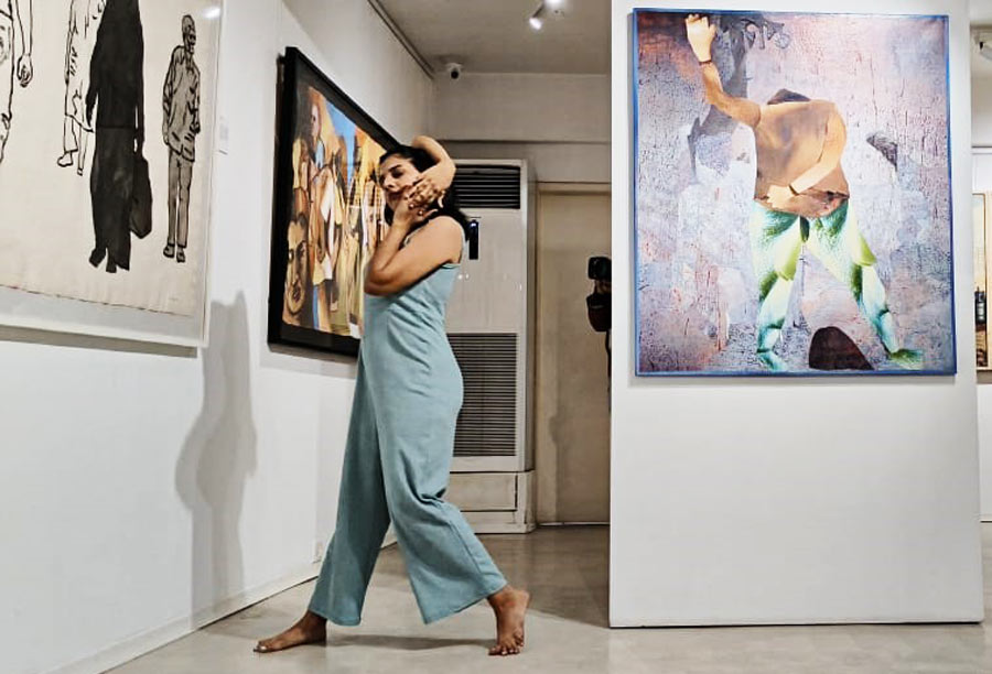 Aheli Dey, an independent contemporary dancer hailing from Serampore, presents her movement interpretation of the works on display at CIMA’s latest exhibition. Around her are artworks by Sudhir Patwardhan and Shakila