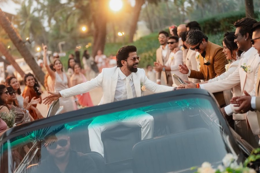 Antony was all smiles as he arrived at the wedding venue in a car.