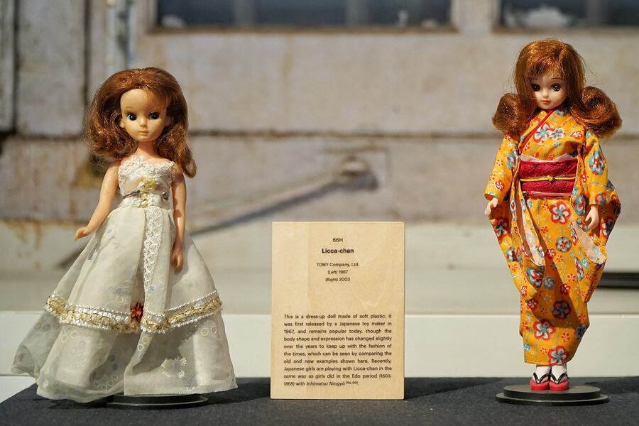 Licca-chan dolls are made of plastic. They first came into being in 1967, and the physical shape and facial expression of the dolls have undergone some change over the years. The Licca-chan dolls were popular in the Edo period — a time period named after the city Edo, which is now called Tokyo