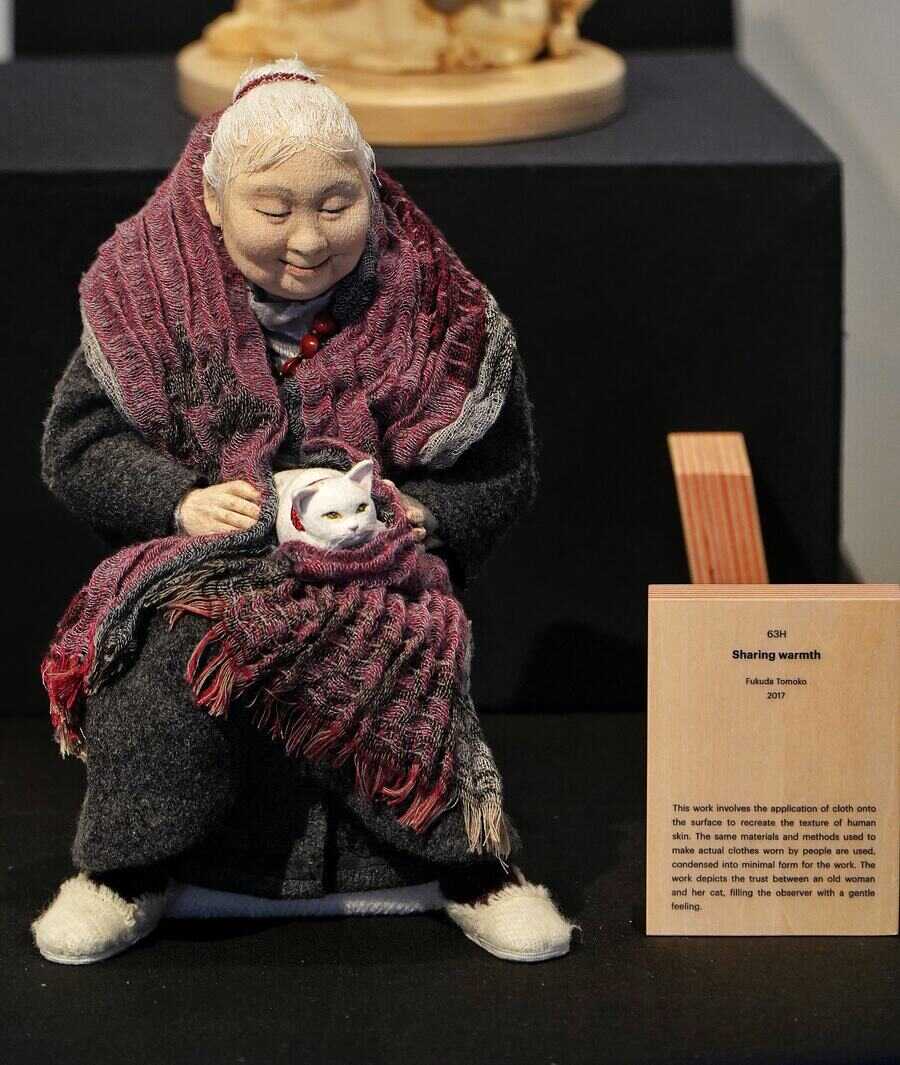 This doll named ‘Sharing warmth’ is made by Fukuda Tomoko. The texture of the skin is made with cloth, and the doll represents the camaraderie between an elderly woman and her cat