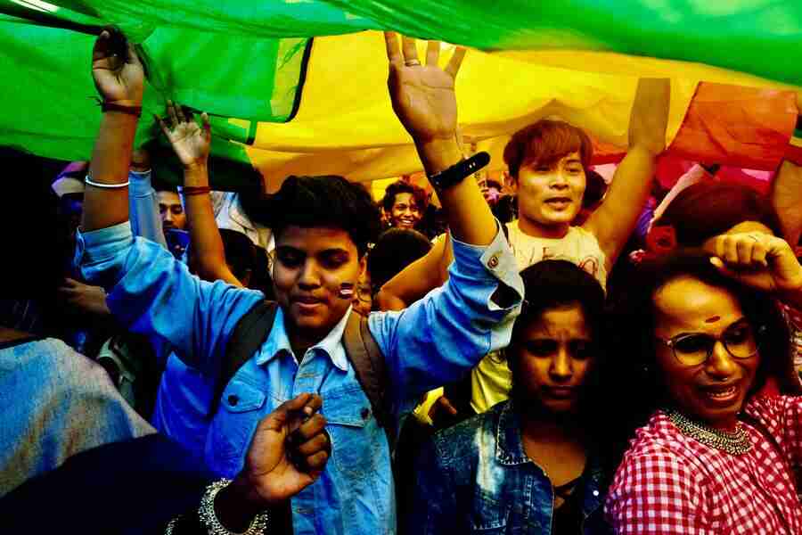 The walk, which commenced from the gates of Lady Brabourne College, opposite Park Circus Maidan, coursed through the length of Park Street before culminating at the Maidan, amidst an array of music, dance and colour. ‘It was very fulfilling to make the walk happen in such little time, and yet receive a huge turnout,’ said Navonil Das, co-initiator of kolkatapride.org  