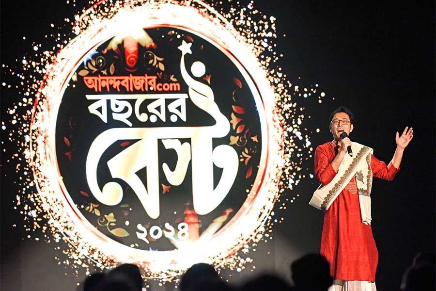 Outstanding achievers from various fields were honoured in the fourth edition of the Anandabazar.com Bochorer Best on December 16, 2024. The award ceremony took place at ITC Sonar. The night began with Anupam Roy singing two beautiful hymns from the Upanishads set to tune by Rabindranath Tagore