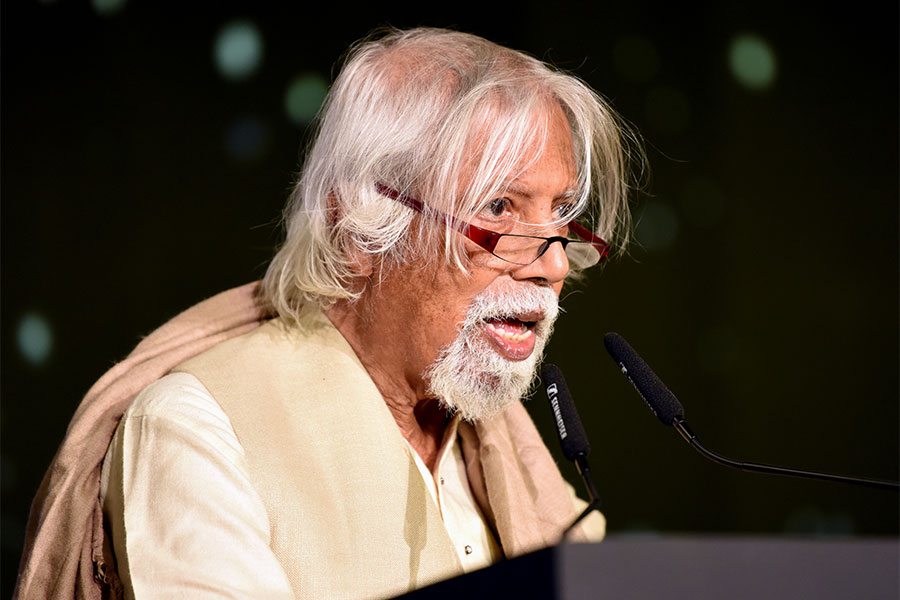 Aveek Sarkar welcomed the audience on a note of hope. ‘This is the fourth year of our awards. Since we began, there has been a lot going on in Bengal — both good and bad…. Today we honour those who have shown bravery and those who are heading into a bright future with a vision ahead,’ he said