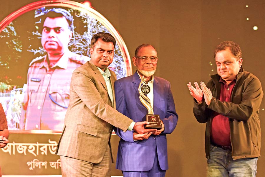 The first award of the evening was handed over to Azharuddin Khan, DSP, West Bengal Police. Azharuddin was recognised for his exemplary show of bravery when he saved 70 schoolchildren from an armed assailant. ‘I have my father with me on stage today and while at that moment, I did think about him and my own life, for me the lives of those 70 innocent children and their parents far outweighed the value of my life,’ said Khan, who received the award from actor-director and West Bengal education minister Bratya Basu