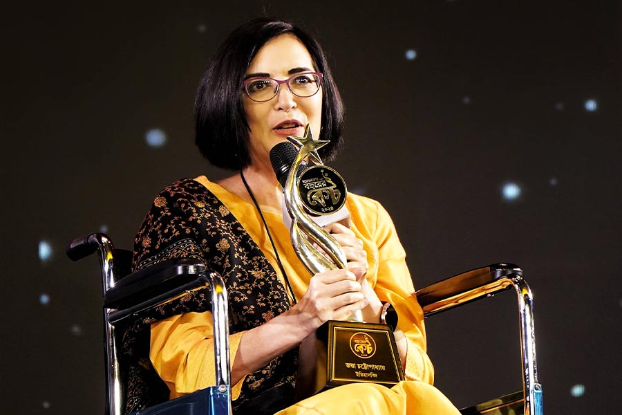 Joya Chatterjee, author of ‘Shadows At Noon: The South Asian Twentieth Century’, was awarded for her unique interpretation of the Partition of India. A Fellow of the British Academy, when she was asked how she felt about receiving an award in her own city, she said: ‘To receive this award from this organisation in this city is surreal. I was a bit sceptical when I wrote the book thinking that if there was any error the Bengali reader would definitely spot it. I find Bengali readers to be the most scrutinising and for Anandabazar to present this award to me means more than I could possibly express in words’