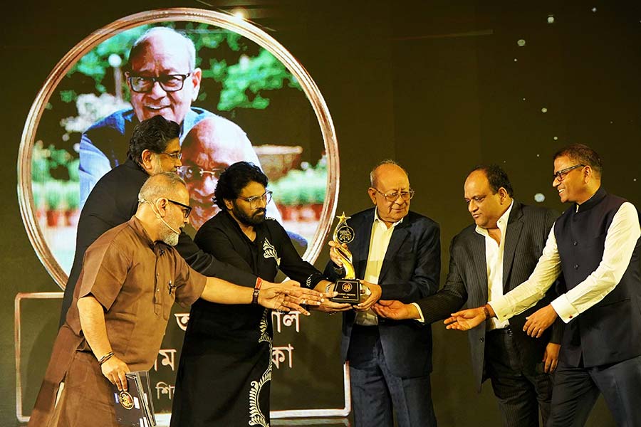 From heroes and authors, the focus quickly shifted to the industrialists of Bengal. Emami, a household name in West Bengal, was honoured for its contribution to the economy of West Bengal. Radhe Shyam Goenka, along with his son Mohan, were present on the occasion while Radhe Shyam Agarwal was represented by his son Aditya Agarwal. The founders of Emami received their award from Ambuja Neotia Group chairman Harsh Neotia and the West Bengal minister of information technology and electronics, Babul Supriyo. Asked why he had remained in the state for so long, R.S. Goenka said: ‘My family came here when I was four and since then we never felt the need to leave. Bengal has everything to offer and we, as Emami, are appreciative of everything we have received from the state and the city.’