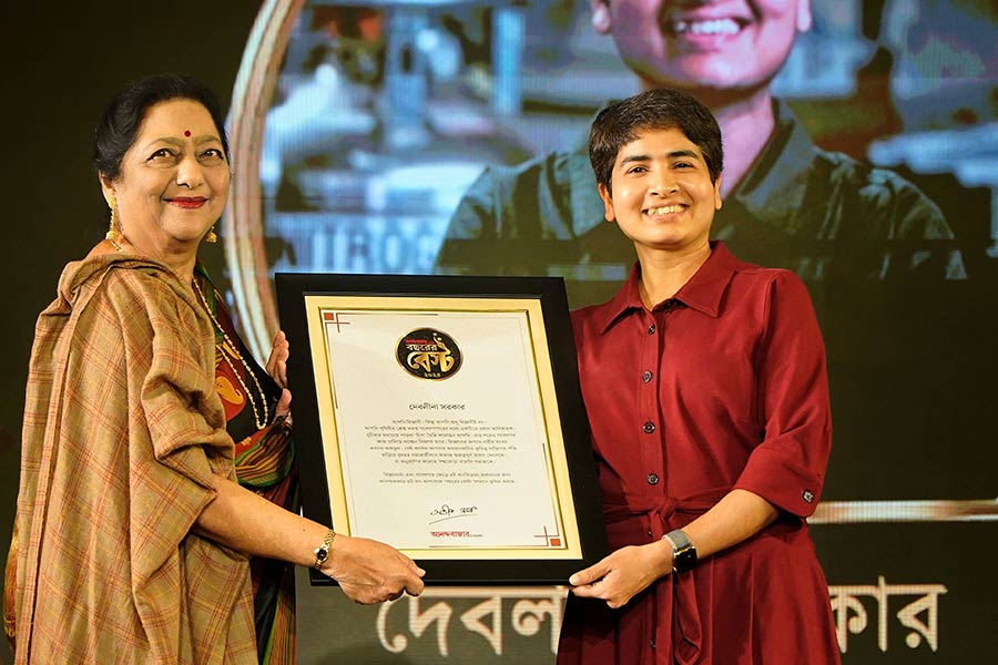 Probably the brightest mind in the room, Deblina Sarkar, an inventor and assistant professor at Massachusetts Institute of Technology, was presented the Bochorer Best award by Malabika Sarkar, former vice-chancellor of Presidency University and Ashoka University. ‘My inspiration is my father who once made a washing machine that works without electricity. He has inspired me a lot and I spend a lot of my time on research, so that keeps me in a constant state of thinking about the next invention,’ said ‘Lady Professor Shonku’
