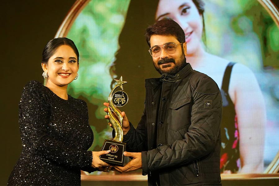 Soumitrisha Kundu received her Bochorer Best award from actor Prosenjit Chatterjee. She thanked Anandabazar.com for bestowing her with the award. ‘It is a very prestigious award and it makes me feel a new sense of responsibility and I hope that my work shows that,’ said the actress, best known for her role as Mithai on television