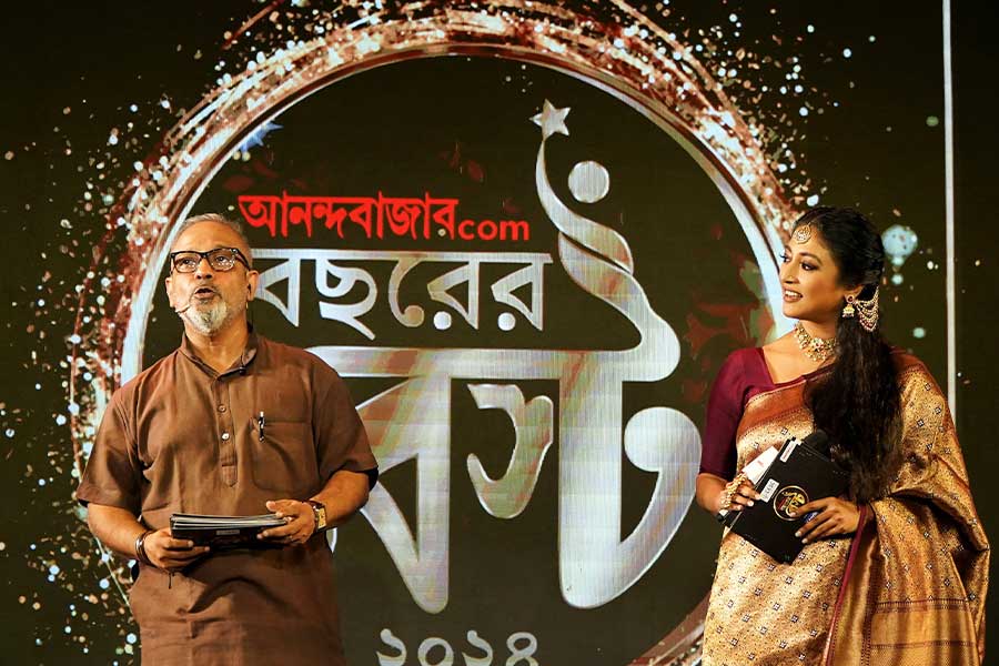 The emcees for the evening were actress Paoli Dam and Anindya Jana, editor of Anandabazar Online 
