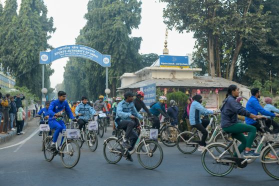 Around 300 cycling enthusiasts embarked on an 8-kilometer joy ride, starting at the SAI Kolkata Main Gate.