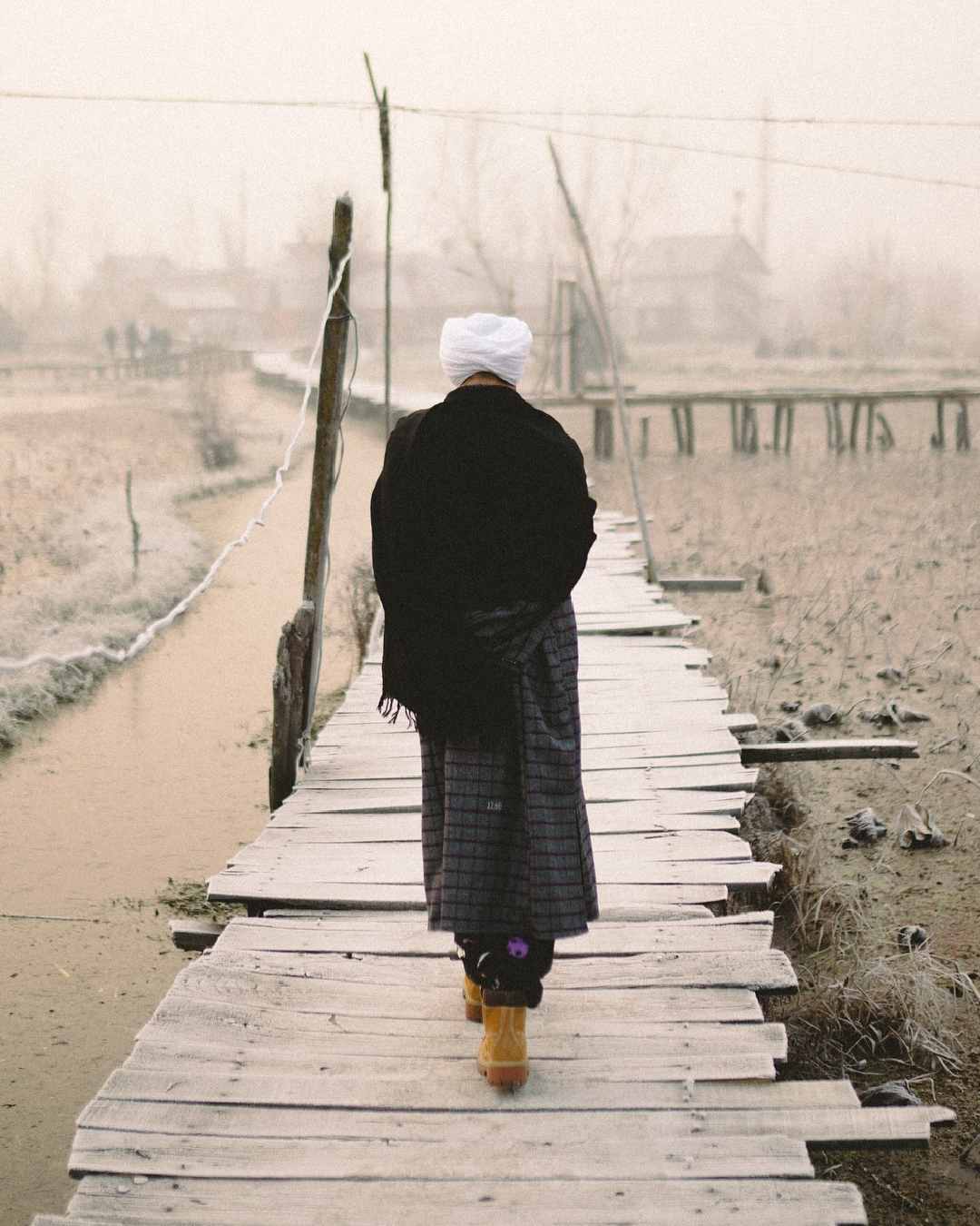 The Ikk Kudi singer also wore a white turban, black woollen trousers and brown boots. Diljit recently sang the title track of Bhool Bhulaiyaa 3 with Pitbull. 