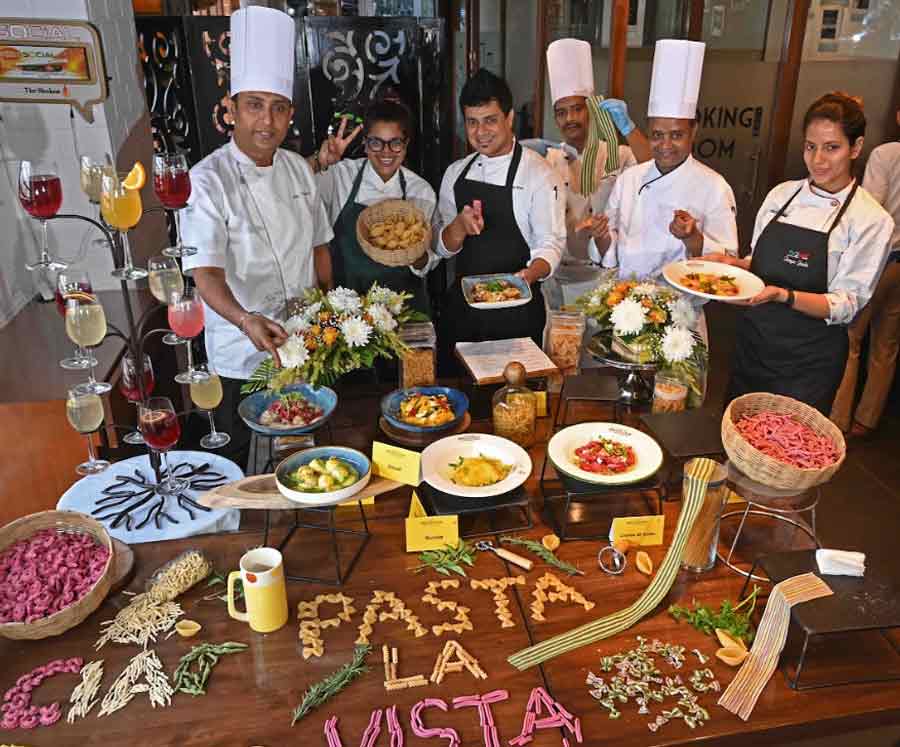 When you think of Italian food, pasta is one of the first things that comes to mind. Speciality Restaurants’ Cafe Mezzuna is celebrating the Italian favourite with a special food festival, ‘Pasta La Vista’. The cafe’s Forum Mall location is hosting the month-long food fest, which features an indulgent menu curated by chef Sabyasachi Gorai aka chef Saby and team Mezzuna. My Kolkata dropped in for a bite of the specials