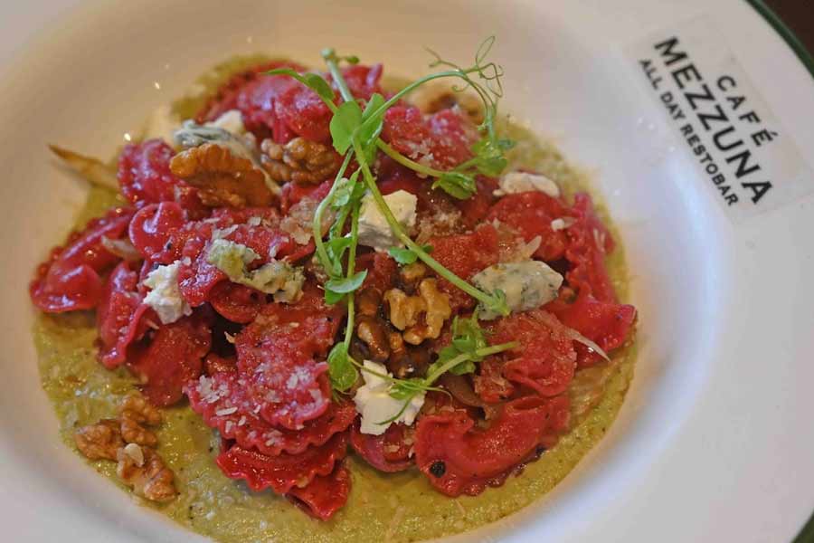 Another vegetarian showstopper is the Creste di Gallo — ruffled, crescent-shaped pasta in a caramelised onion cream sauce with crunchy and earthy chopped walnuts. It is all topped with some shredded blue cheese for a twang of sharpness