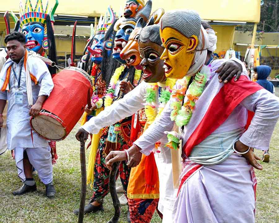 Folk performers from Bankura, Purulia, and Midnapur districts at Karigar Haat in Golf Green's Central Park. The winter fair will continue till 24