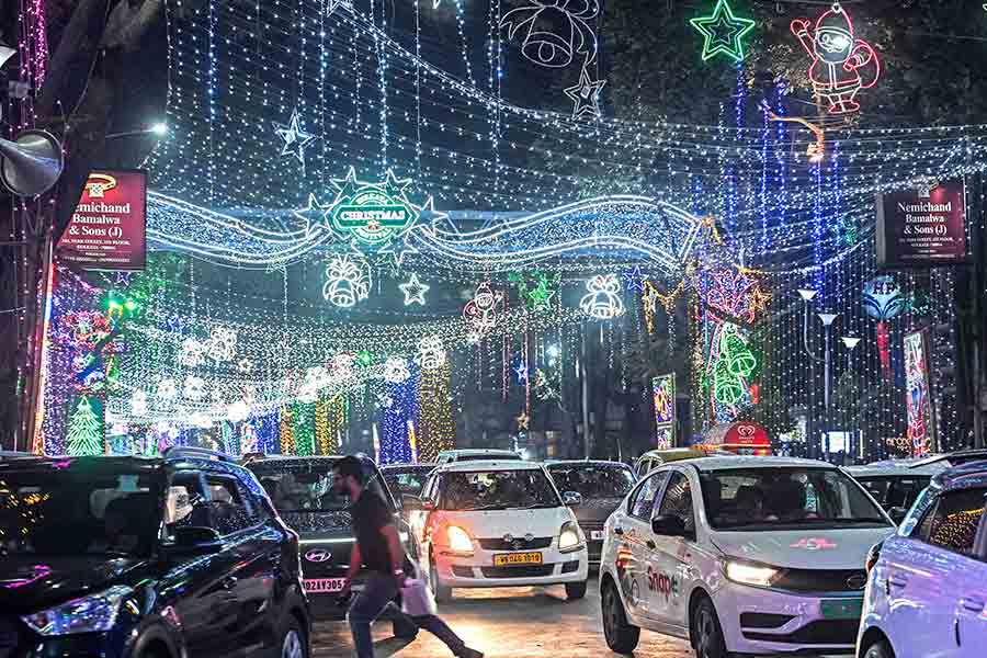 The entire stretch of Park Street, Allen Park and St Paul’s Cathedral (Cathedral Road), along with Bow Barracks and various places in the districts of Bengal have been illuminated