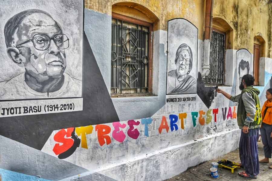 Artists paint walls near Hindustan Park near Gariahat ahead of the Street Art Festival that commences on December 21