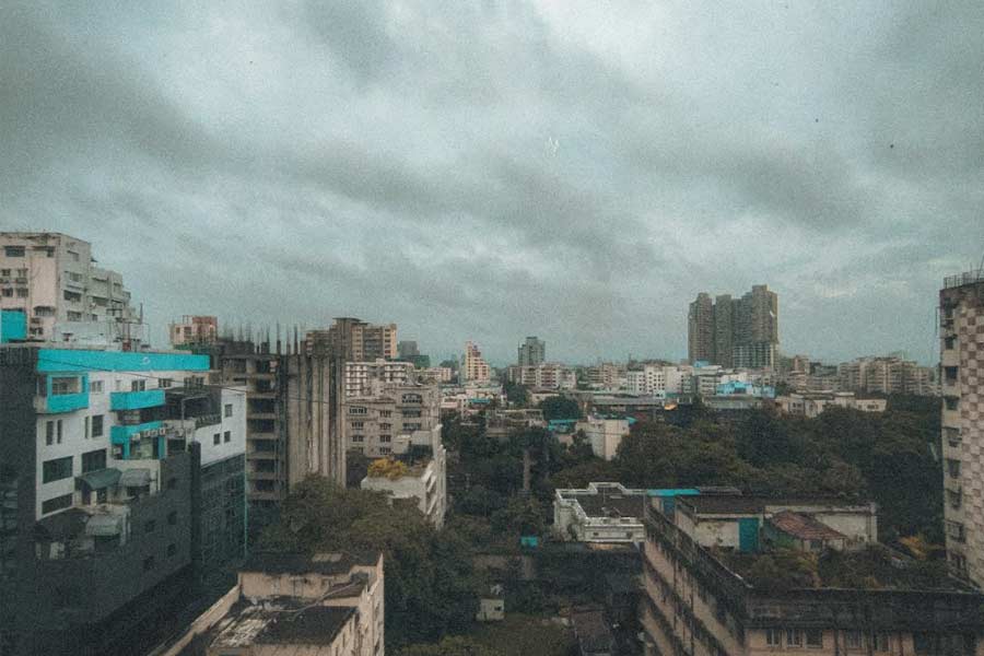 Kolkatans woke up to an overcast sky on Saturday morning followed by overnight rain with barely a few days left in December 