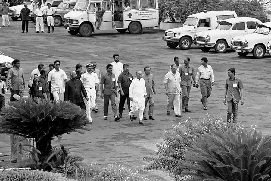 The longest serving chief minister of West Bengal, Jyoti Basu, and his entourage was among the high-profile users of Kolkata airport, then popularly called Dum Dum airport 