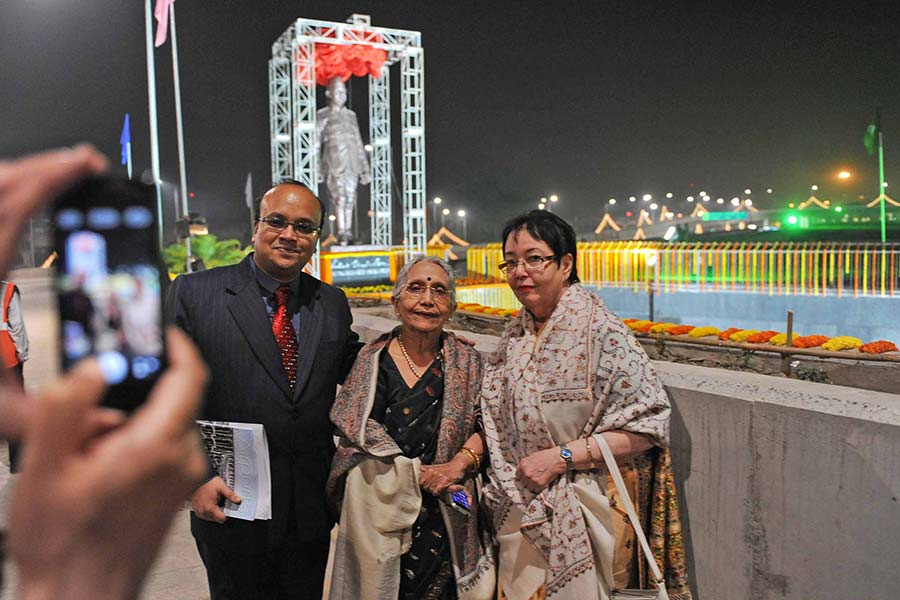 Professor, writer and former Member of Parliament Krishna Bose is flanked by her younger son, Sumatra Bose, and her niece, Anita Bose Pfaff, the daughter of Netaji Subhas Chandra Bose, at the inauguration of the new integrated terminal of NSCBI Airport in 2013  