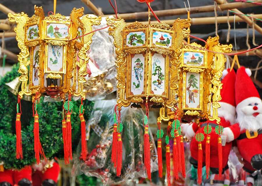 Add a little bling to your decoration with these lanterns priced at Rs 400 each