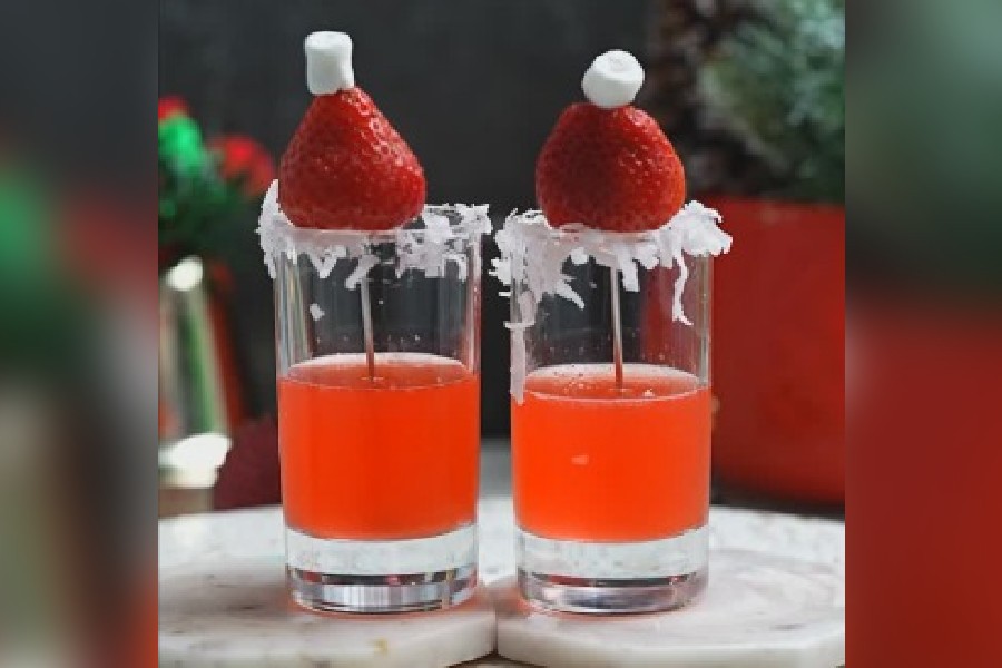 @everydaycocktail's chuckle rum Santa