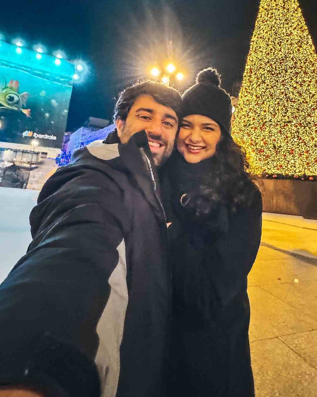 Anshula Kapoor is also on a vacation with her beau Rohan Thakkar. Clad in black ensembles, the couple shared a selfie from the Spanish capital, Madrid.