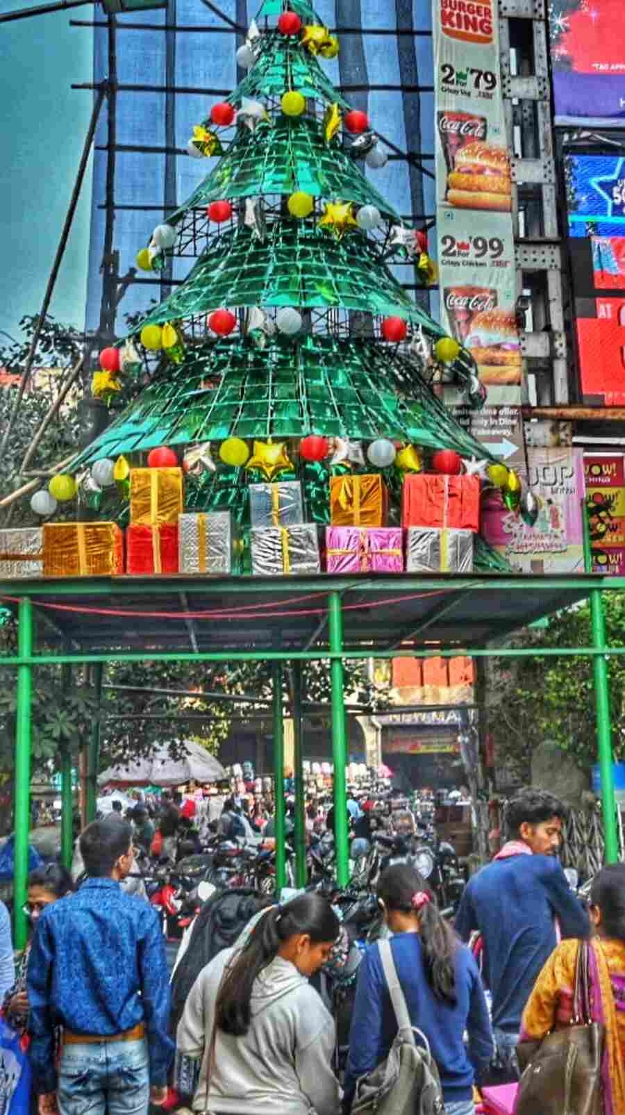   With only a day left for Christmas, shoppers crowded New Market for last-minute shopping on Monday