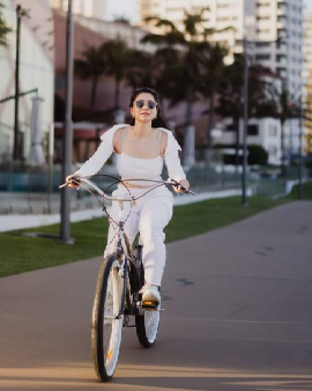 Looking gorgeous in an all-white ensemble, Sara Tendulkar explored the picturesque streets of Queensland on a bicycle.