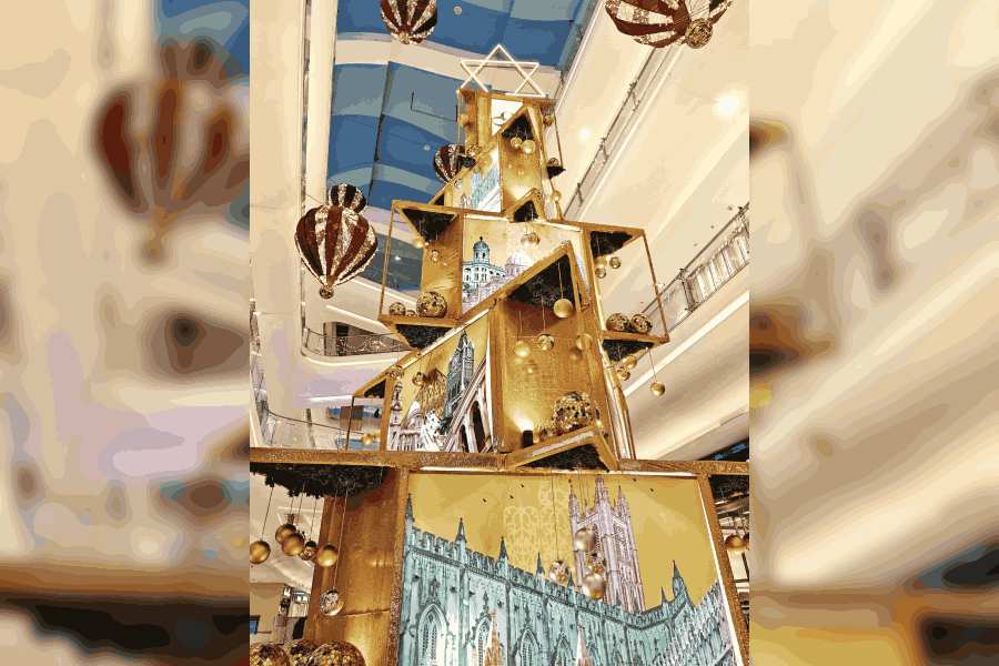 This installation is a coming-together of historic landmarks of Kolkata like Victoria Memorial, St. Paul’s Cathedral and the Prinsep Ghat. The collages of the landmarks are decorated with golden bells and glitter balls, adding more festive vibes