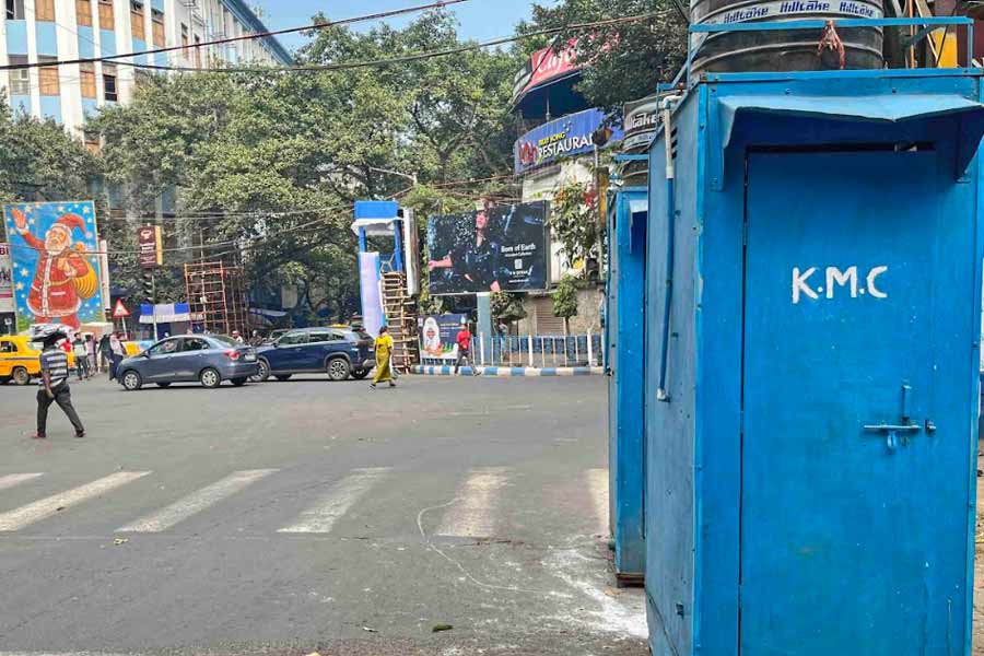 Kolkata Municipal Corporation has installed mobile toilets opposite Allen Park near the Park Street-Rafi Ahmed Kidwai Road-Wood Street crossing for revellers hitting the party street on Xmas Eve, Christmas Day and New Year’s Day