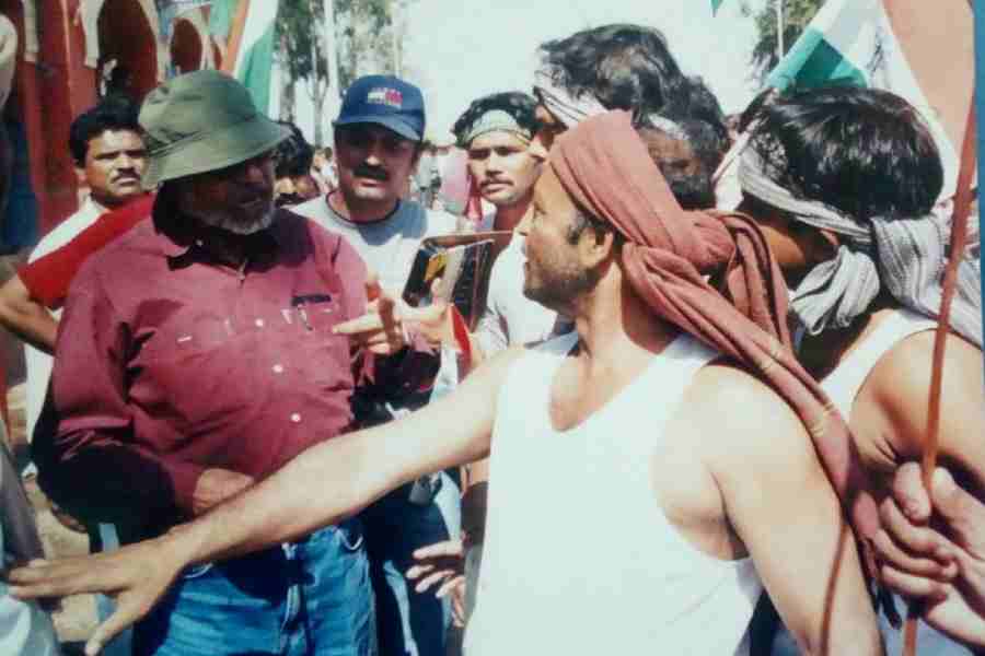 Benegal directs local theatre artistes on the sets of Netaji in Birbhum's Swadhinpur in 2003.