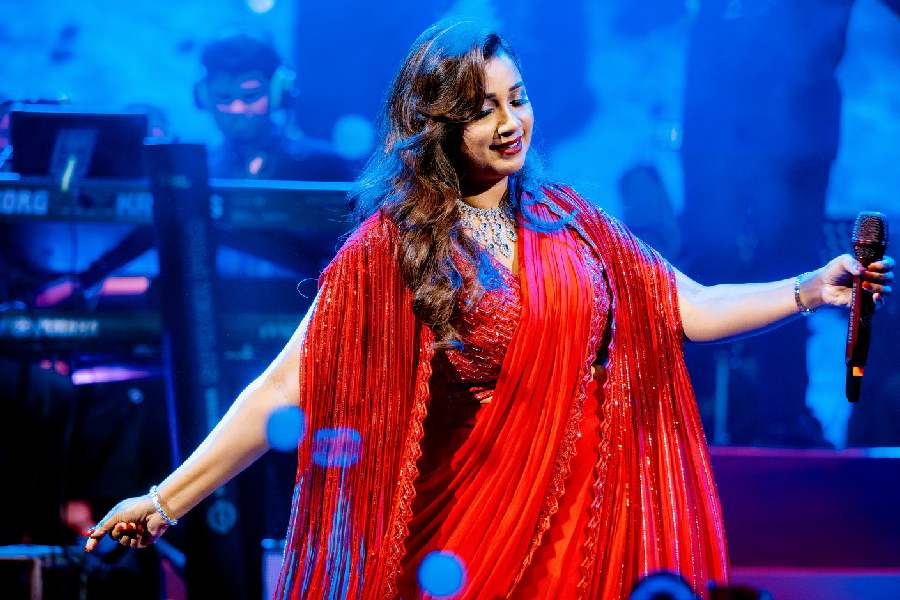 Shreya Ghoshal showed how to slay effortlessly in red ethnic ensembles on Christmas.