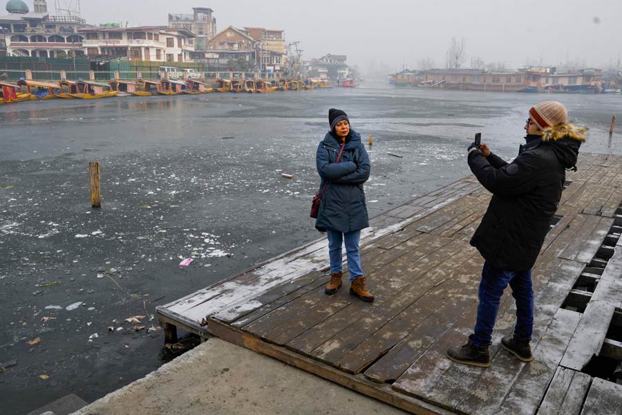 Srinagar weather | Intense cold wave conditions in Kashmir, Srinagar records minus 7.3 degrees Celsius 