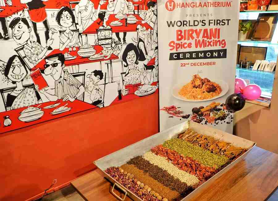  On December 22, Hanglaatherium welcomed the spirit of the season with a unique spice-mixing ceremony celebrating Kolkata’s love for the biryani and Christmas. The biryani restaurant chain held the event at its Jodhpur Park branch  