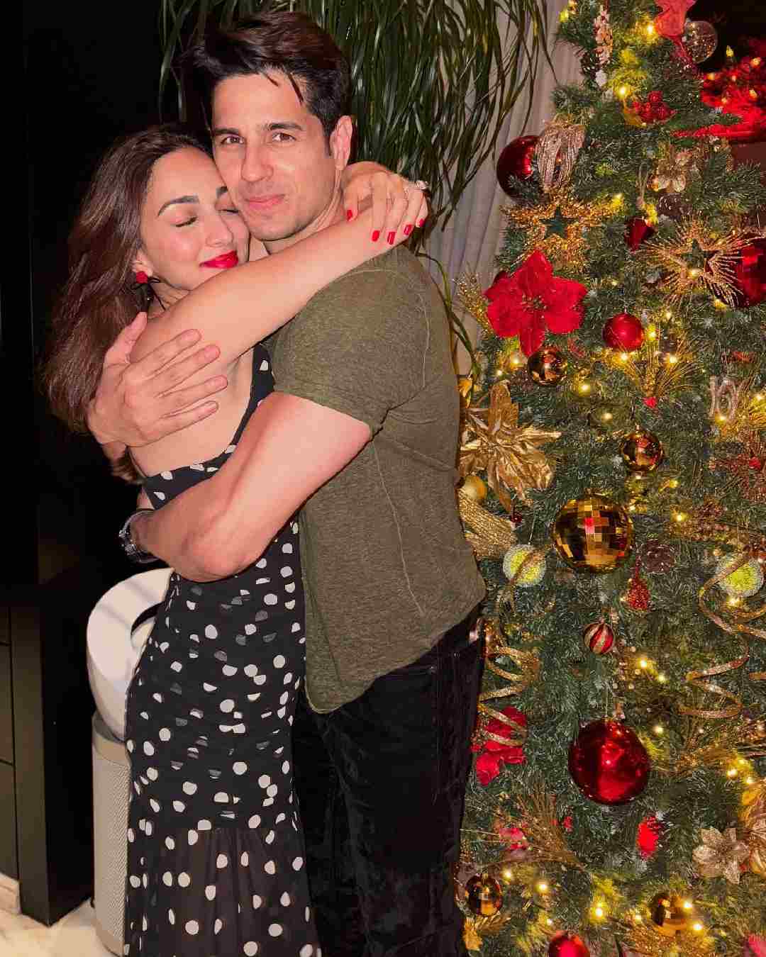 Clad in a black-and-white polka-dotted dress, Kiara Advani embraced actor Sidharth Malhotra. 