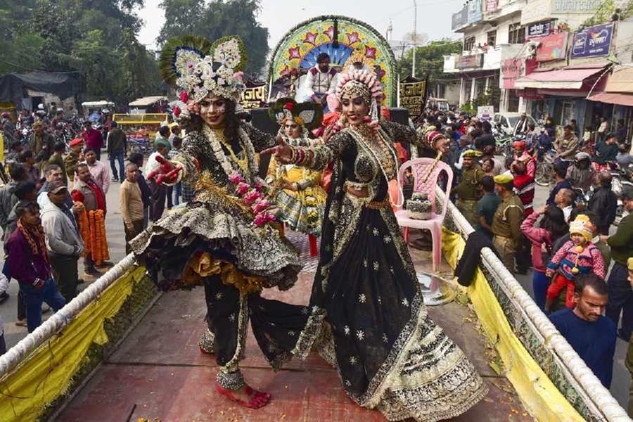 Performers in breathtaking costumes offer a demonstration of their art at the 'Peshwai' procession. PTI