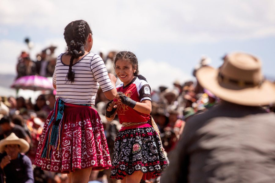 The eye of the tigress: Two girls close in on the distance to throw hands.