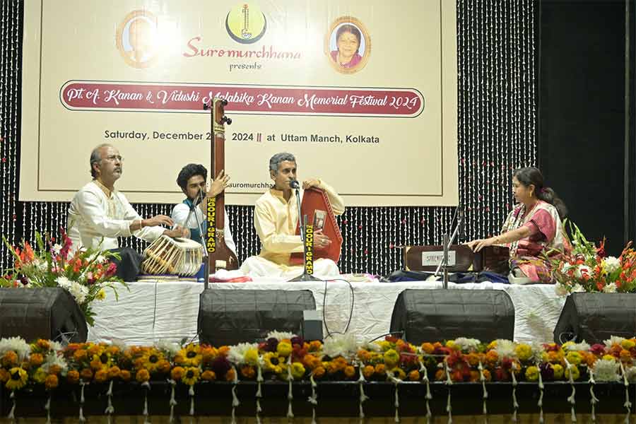 Following that was the performance of ace vocalist Shantanu Bhattacharyya with Parimal Chakrabarty on the tabla and Rupashree Bhattacharya on the harmonium. They presented Raga Purya Dhanashree and a ‘thumri’ in Raga Khamaj. This performance spanned medium-tempo ‘jhoomra’, ‘teental’, and fast ‘ektal’ compositions, concluding with a ‘thumri’ in Raga Khamaj