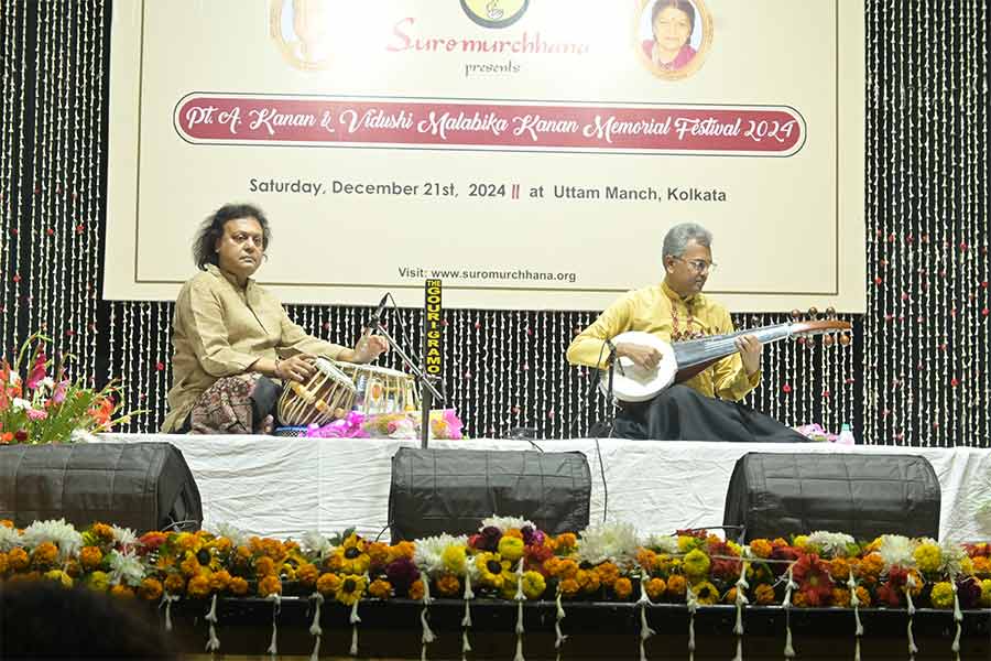 The penultimate performance was graced by sarod maestro Prattyush Banerjee along with tabla virtuoso Tanmoy Bose. They presented Raga Yaman and Raga Nand, captivating the audience with their melodic beauty and rhythmic mastery