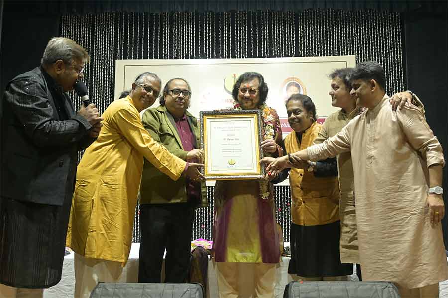 Before the final act of the evening, Suromurchhana awarded the tabla maestro Kumar Bose for his contributions to the Indian classical music world. “Getting so much love and respect also comes with a sense of responsibility, which I’m always ready to take,” shared Kumar Bose 