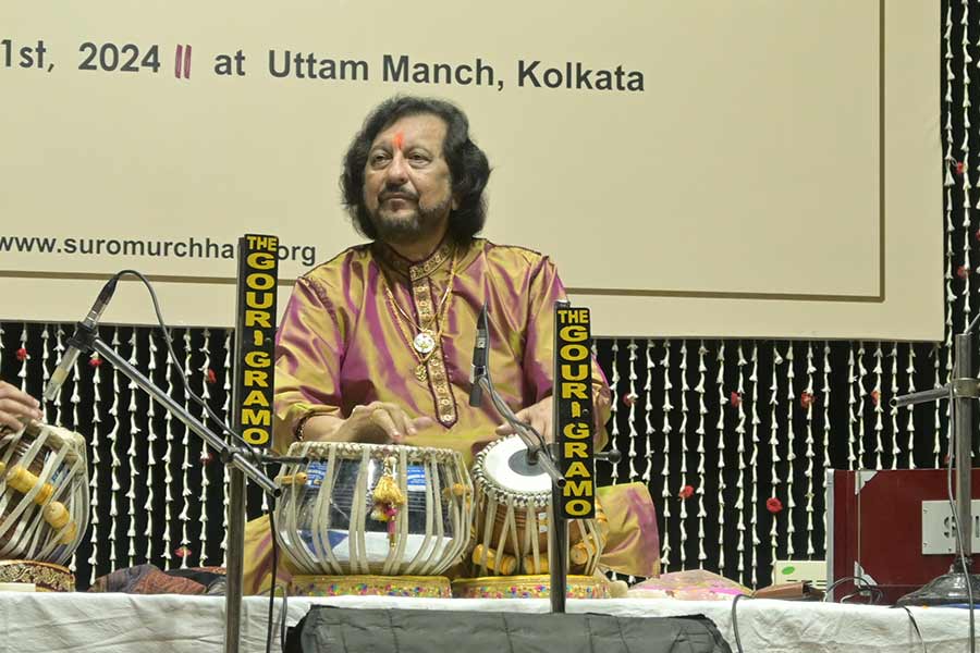 The last performance was the much-anticipated solo presentation by Kumar Bose, who was accompanied by Rohen Bose on the tabla, along with Hiranmoy Mitra on the harmonium. They presented the majestic Teental Lahera. “A lot of people have wanted to learn how to play the tabla after watching Kumar Bose, including me. His presence is a great inspiration for us,” said Sanjoy Banerjee, founder of Suromurchhana US and Kolkata