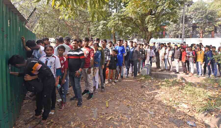 Football fans queue up at the Mohun Bagan tent on Saturday to buy tickets for the Indian Super League football match to be played between Mohun Bagan Super Giants and Hyderabad on January 2, 2025, at Vivekananda Yuva Bharati Krirangan (Salt Lake Stadium) 