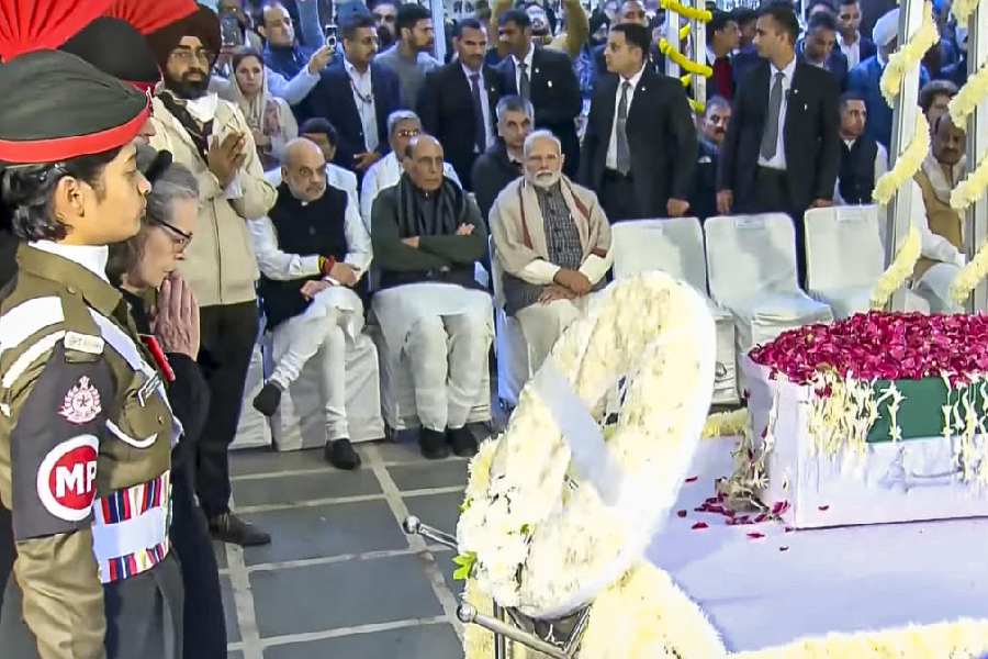 College alumni and staffers pay their homage to former prime minister Manmohan Singh at Hindu College from where he graduated in economics, in Amritsar, Saturday, Dec. 28, 2024.