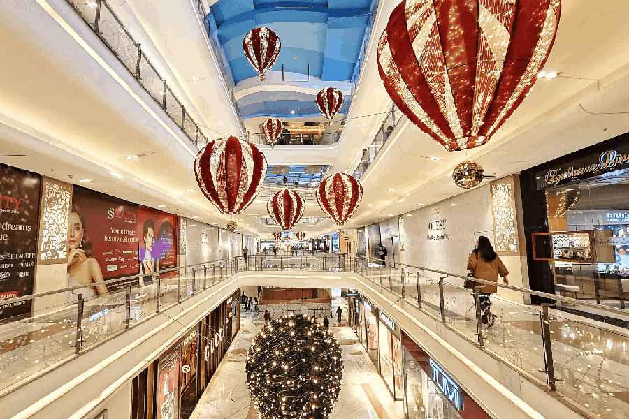 Quest Mall has taken an artistic route to celebrate Christmas this year. The mall is showcasing the architectural heritage of Kolkata through art to usher in the festive season. Paying an ode to the bygone days of the City of Joy, Quest Mall, in collaboration with multidisciplinary artist Swarup Dutta and Awestruck, has themed the decorations around Kolkata in the pre-Independence era, and a few iconic landmarks in the city