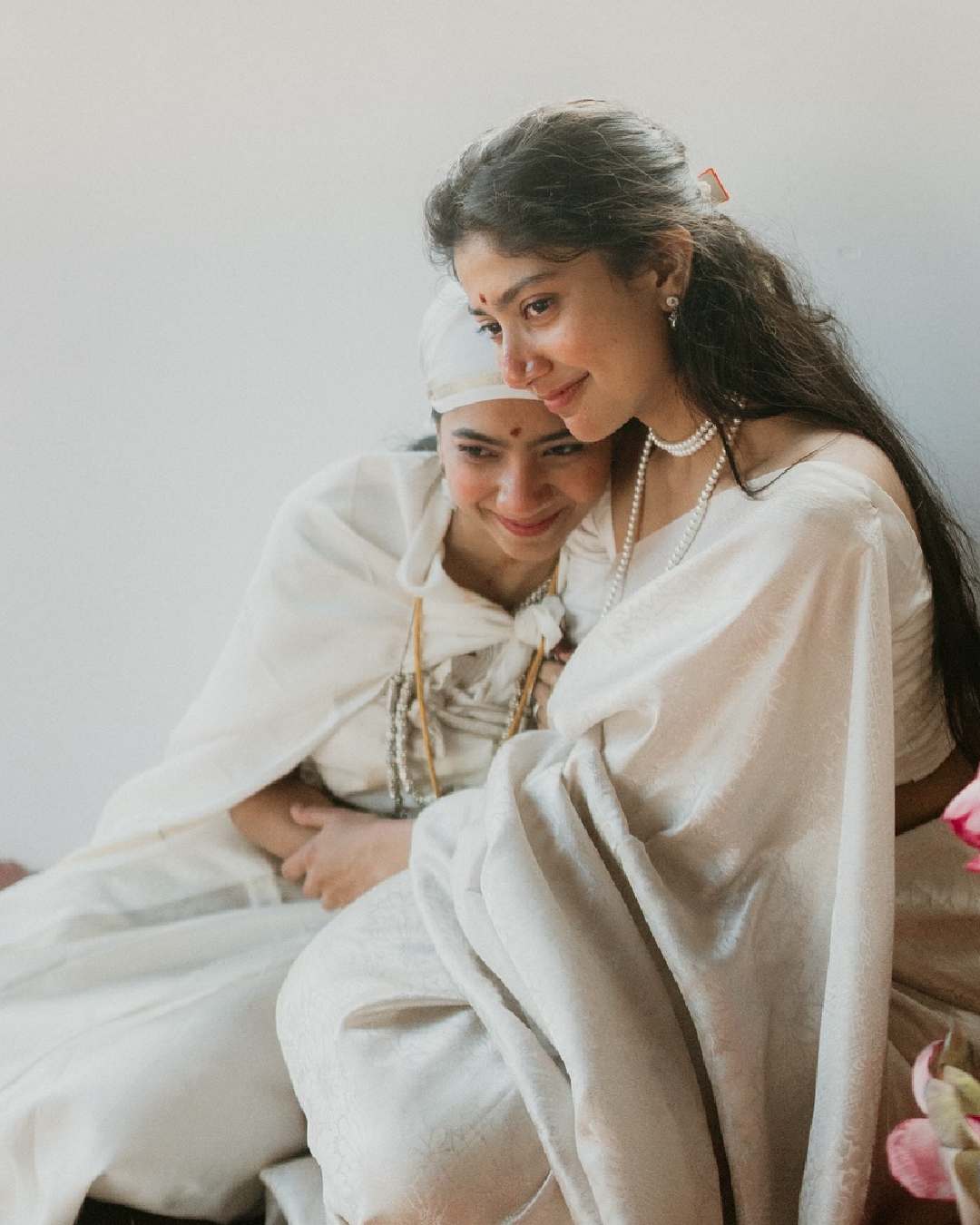 Clad in a white sari, Sai Pallavi embraced Pooja for a picture. Pooja is a counsellor and social worker based in Australia.  
