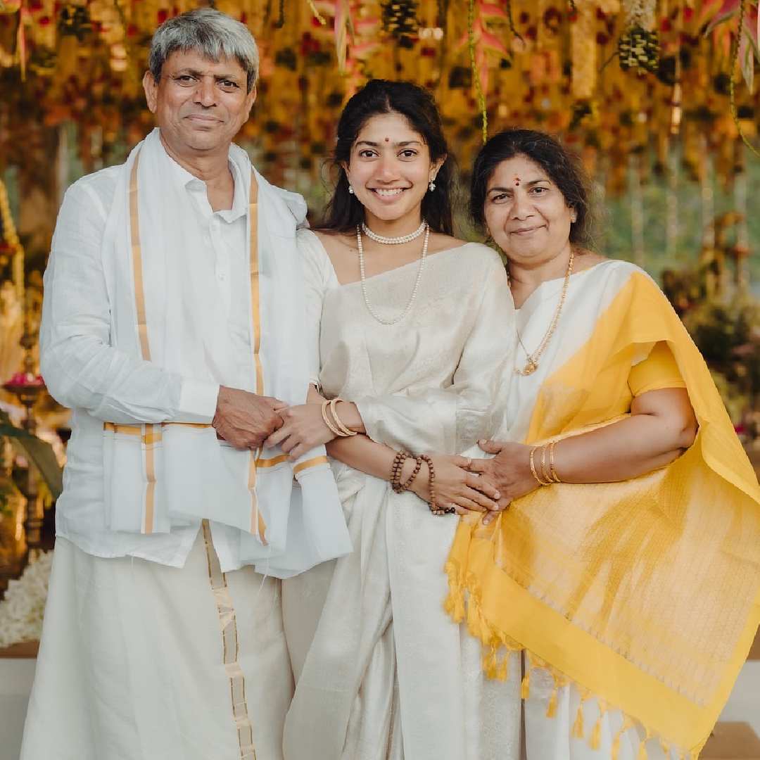 Sai Pallavi posed for a picture with her parents, Radha Kannan and Senthamarai Kannan, during the wedding festivities.  
