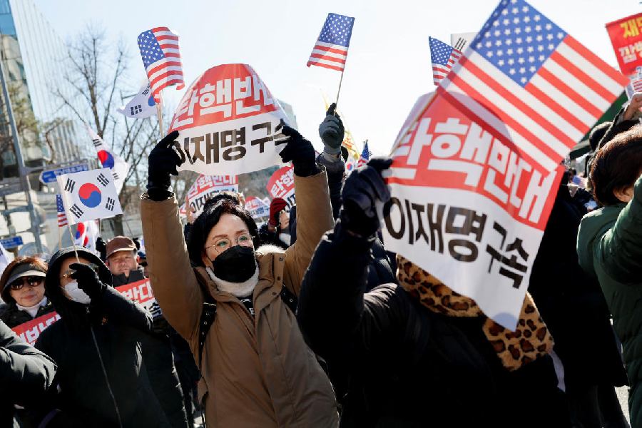 Protestors against the arrest of Yoon Suk Yeol. Reuters
