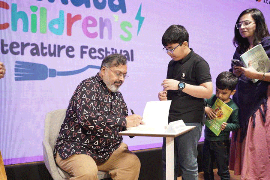 Author Devdutt Pattanaik addressed the audience and signed copies of his books at the first marquee event at Kolkata Children’s Literature Festival.
